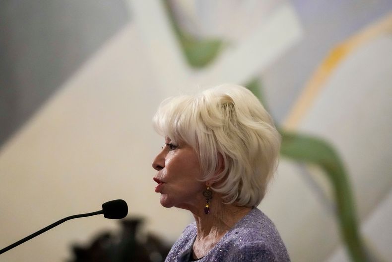 La autora chilena Isabel Allende habla durante una ceremonia en la que recibió la Medalla Rectoral de la Universidad de Chile, en Santiago, Chile, el martes 23 de septiembre de 2025. (AP Foto/Esteban Felix)