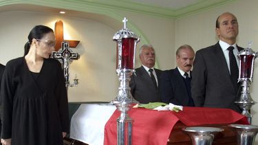 ARCHIVO - Sasha Montenegro, izquierda, asiste al funeral de su esposo el presidente mexicano José López Portillo, en la Ciudad de México el 18 de febrero de 2004. Montenegro falleció el 14 de febrero de 2024 de acuerdo con la filmoteca de la UNAM. Tenía 78 años. (Foto AP/archivo)