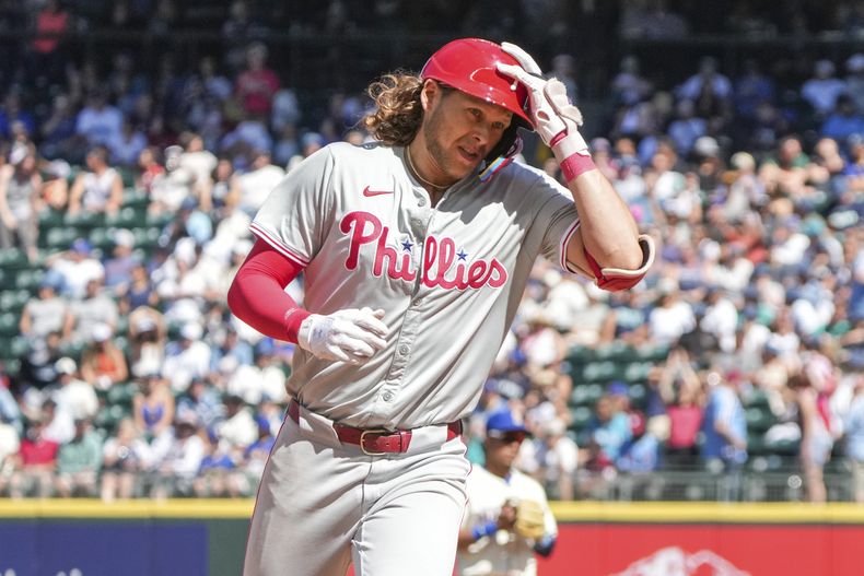 Alec Bohm, de los Filis de Filadelfia, recorre las bases después de batear jonrón durante la octava entrada del juego de béisbol en contra de los Marineros de Seattle, el domingo 4 de agosto de 2024, en Seattle. (AP Foto/Liv Lyons)