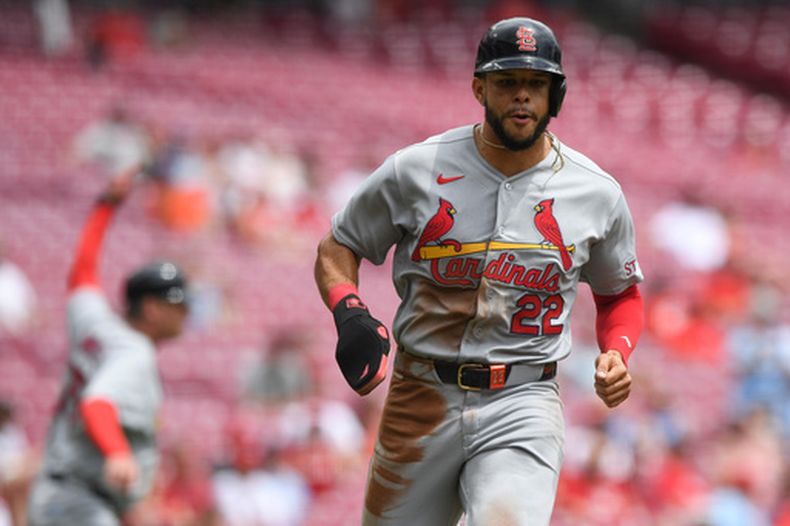 Joshua Báez de los Cardenales de San Luis anota en un doble de Alec Burleson en la primera entrada ante los Rojos de Cincinnati lunes 17 de agosto del 2026. (AP Foto/Tanner Pearson)
