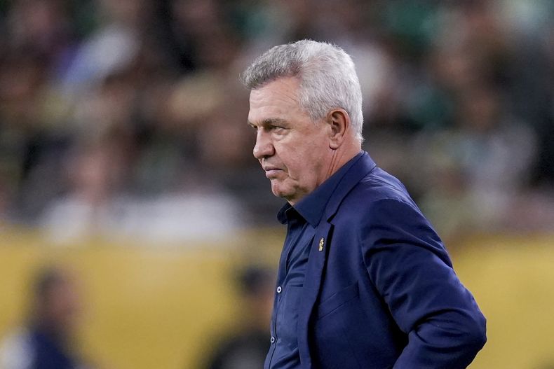 El entrenador de México, Javier Aguirre observa un partido por los cuartos de final de la Copa Oro ante Arabia Saudí el sábado 28 de junio de 2025, en Glendale, Arizona. (AP Foto/Samantha Chow)