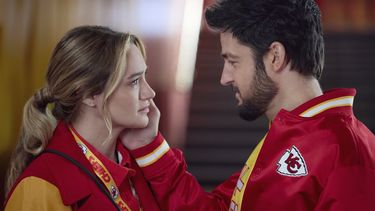 En esta imagen, publicada por Hallmark Media, aparecen Hunter King, izquierda, y Tyler Hynes en una escena de Holiday Touchdown: A Chiefs Love Story. (Joshua Haines/Hallmark Media vía AP)
