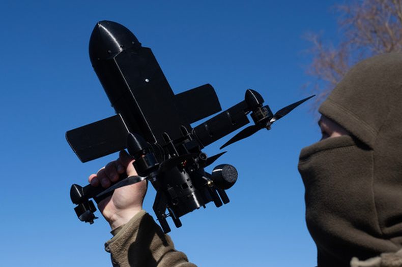 Un instructor de la compañía ucraniana General Cherry muestra cómo se opera un dron interceptor antiaéreo diseñado para atacar drones rusos en la región de Kiev, el miércoles 11 de marzo de 2026. (AP Foto/Efrem Lukatsky)