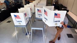 ARCHIVO - Lenny Carrillo, de la Oficina del Supervisor de Elecciones del Condado Orange, instala las cabinas de votación en el Centro Comunitario Meadow Woods en Orlando, Florida, el 15 de octubre de 2024. (Joe Burbank/Orlando Sentinel vía AP, archivo) ARCHIVO - Lenny Carrillo, de la Oficina del Supervisor de Elecciones del Condado Orange, instala las cabinas de votación en el Centro Comunitario Meadow Woods en Orlando, Florida, el 15 de octubre de 2024. (Joe Burbank/Orlando Sentinel vía AP, archivo)