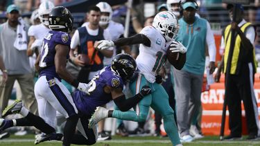 Dolphins remontan déficit de 21 y ganan a Ravens 42-38
