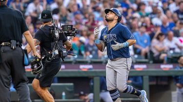 El mexicano Jonathan Aranda, de los Rays de Tampa Bay, recorre las almohadillas luego de batear un jonrón ante los Marineros de Seattle, el viernes 7 de agosto de 2026 (AP Foto/Stephen Brashear)