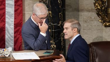 El presidente interino de la Cámara de Representantes, Patrick McHenry, conversa con su correligionario republicano Jim Jordan durante una votación para la presidencia, en el Capitolio, Washington, miércoles 18 de octubre de 2023. Jordan fracasó en su segundo intento. (AP Foto/Alex Brandon)