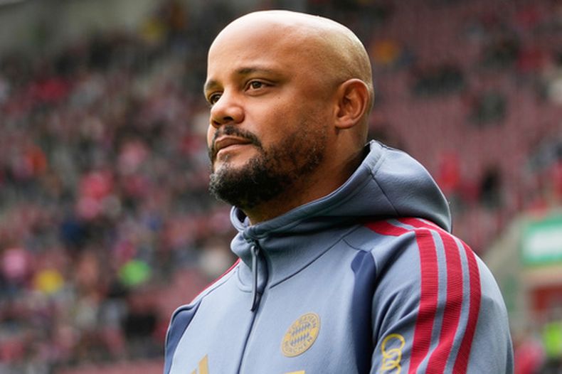 El técnico del Bayern Múnich Vincent Kompany previo al partido contra Augsburgo en la Bundesliga, el 10 de octubre de 2026, en Ausburgo. (AP Foto/Matthias Schrader)