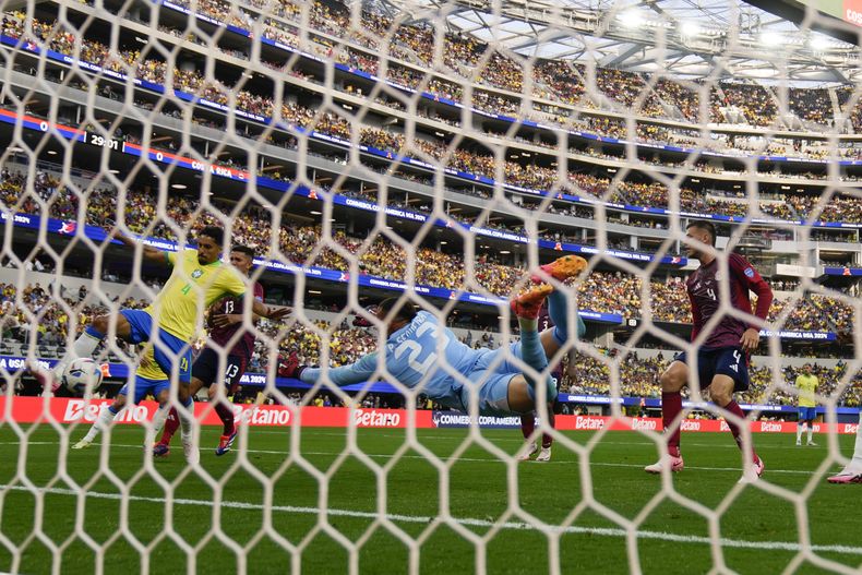 El brasileño Marquinhos anota un gol que después fue invalidado ante Costa Rica en el partido por el Grupo D de la Copa América el lunes 24 de junio en Inglewood, California. (AP Foto/Mark J. Terrill)