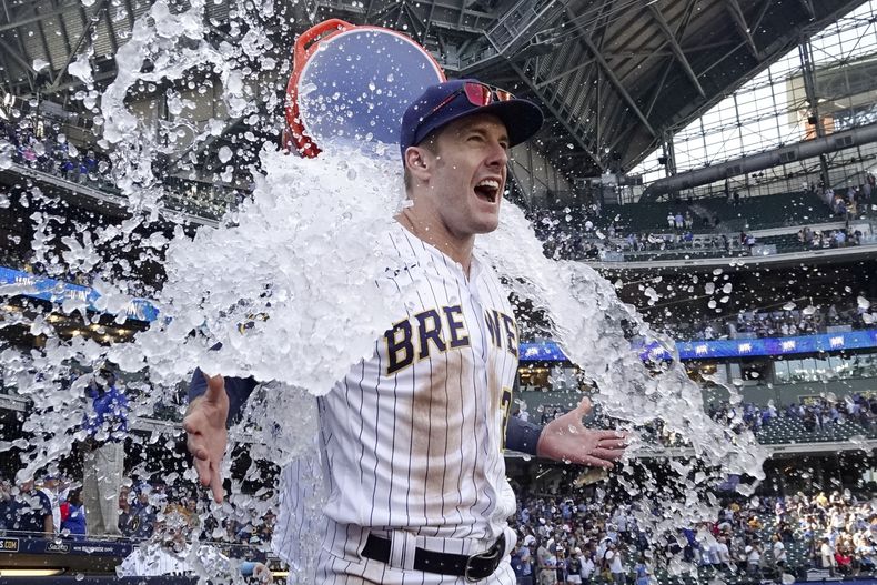 Mark Canha, de los Cerveceros de Milwaukee, recibe un baño después del partido en contra de los Padres de San Diego, el domingo 27 de agosto de 2023, en Milwaukee. Los Cerveceros ganaron 10-6. (AP Foto/Morry Gash)