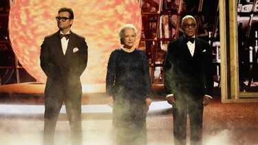 Antony Starr, de izquierda a derecha, Kathy Bates y Giancarlo Esposito presentan el premio a la mejor actriz de reparto en una miniserie, antología y película para televisión durante la 76a edición de los premios Primetime Emmy el domingo 15 de septiembre de 2024 en el Teatro Peacock de Los Ángeles. (Foto AP/Chris Pizzello)