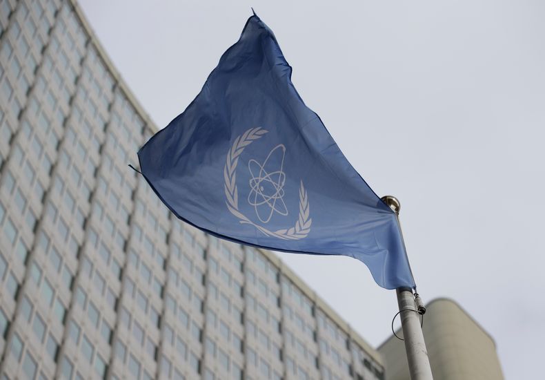 ARCHIVO - La bandera del Organismo Internacional de Energía Atómica ondea frente a su sede en Viena, Austria, el 6 de febrero de 2023. (AP Foto/Heinz-Peter Bader, archivo)