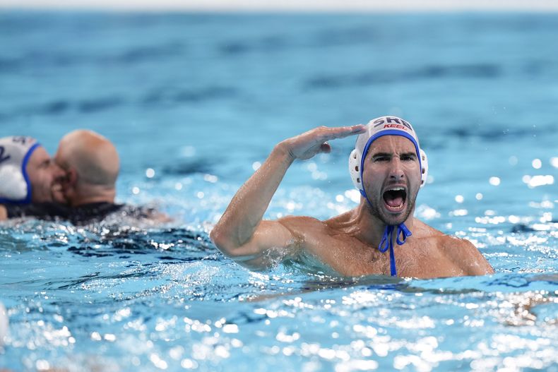 El serbio Strahinja Rasovic celebra tras la victoria en la final contra Croacia en el waterpolo de los Juegos Olímpicos de París, el domingo 11 de agosto de 2024. (AP Foto/Luca Bruno)
