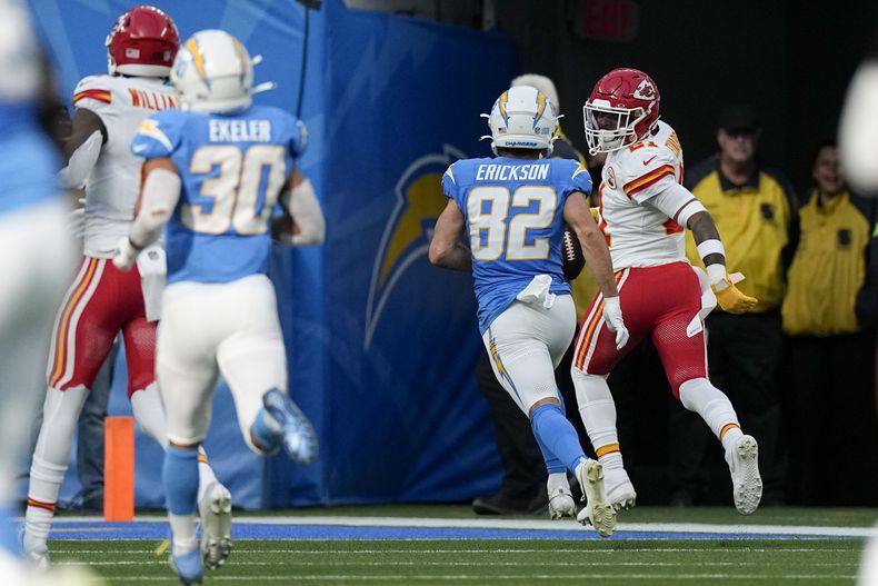 El safety de los Chiefs de Kansas City Mike Edwards (derecha) observa hacia atrás mientras regresa para una anotación en un balón suelto durante la primera mitad del juego de la NFL ante los Chargers de Los Ángeles, el domingo 7 de enero de 2024, en Inglewood, California. (AP Foto/Mark J. Terrill)
