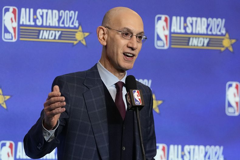 El comisionado de la NBA, Adam Silver, habla durante una conferencia de prensa durante el fin de semana del Juego de Estrellas de baloncesto de la NBA, el sábado 17 de febrero de 2024, en Indianápolis. (AP Foto/Darron Cummings)