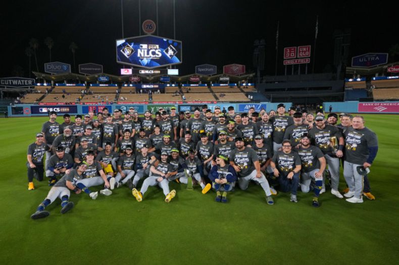 Los Cerveceros de Milwaukee posan para una foto de equipo después del Juego 4 de la Serie de Campeonato de la Liga Nacional en la que barrieron a los Dodgers de Los Ángeles y serán los representantes de la Liga Nacional en la Serie Mundial, el jueves 15 de octubre de 2026, en Los Ángeles. (AP Foto/Gregory Bull)