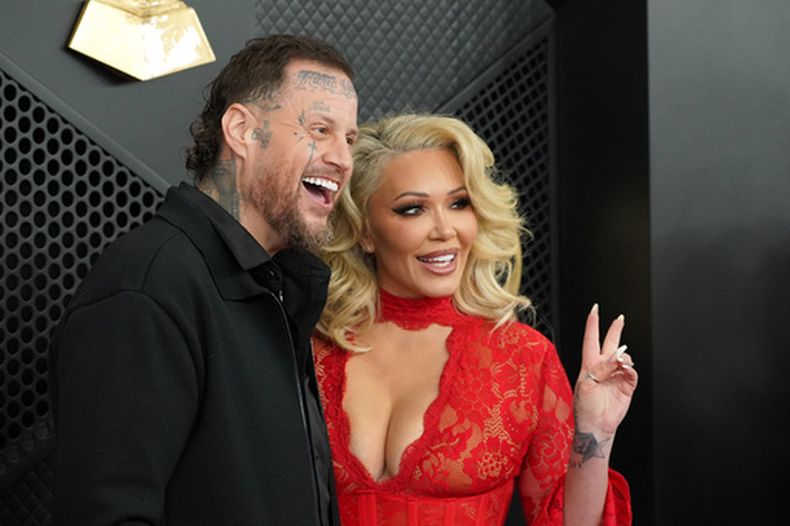 ARCHIVO - Jelly Roll (izquierda) y Bunnie XO llegan a la 68ª edición de los Premios Grammy, el 1 de febrero de 2026, en Los Ángeles. (Foto Jordan Strauss/Invision/AP, archivo)