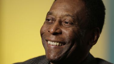americateve | El ex futbolista Pel&eacute; sonr&iacute;e en una entrevista en las oficinas de The Associated Press el 2 de abril de 2014 en Nueva York. (AP Photo/Mark Lennihan, File)