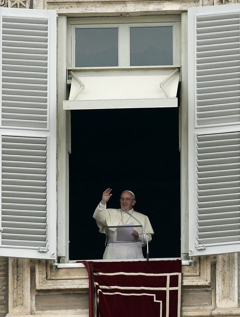 El papa Francisco saluda a los fieles que se congregaron en la plaza de San pedro el jueves 26 de diciembre de 2013. (Foto de AP/Gregorio Borgia)