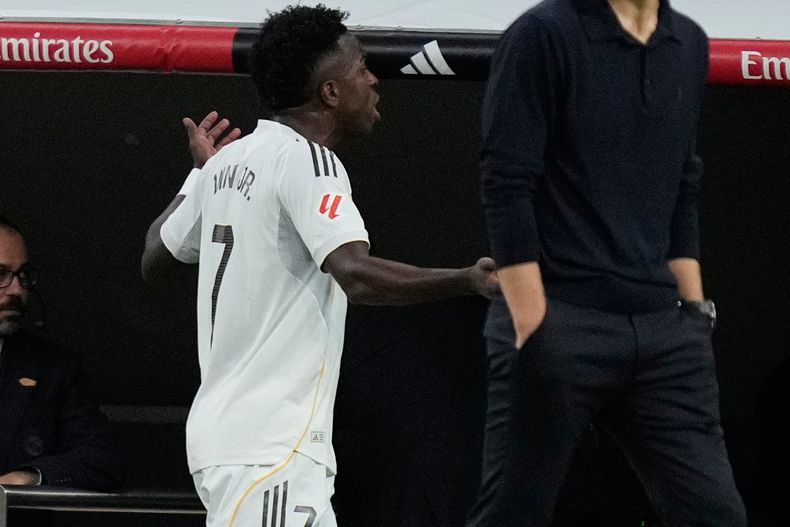 Vinicius Junior, delantero del Real Madrid, se queja al banquillo mientras es sustituido durante un juego de fútbol de La Liga entre el Real Madrid y el Barcelona en Madrid, España, el domingo 26 de octubre de 2025. (AP Photo/Bernat Armangue)