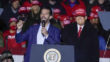 Trump dice que su hijo se está recuperando del virus