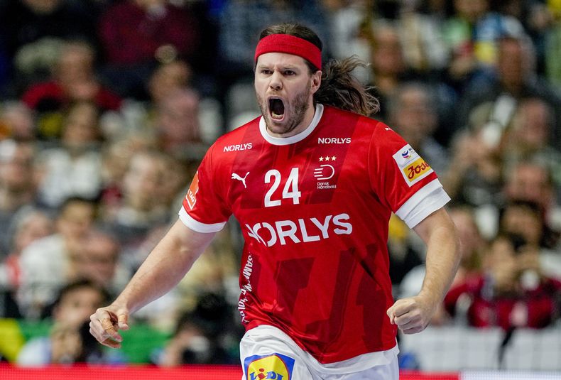 ARCHIVO - El danés Mikkel Hansen durante la final contra Francia en el campeonato europeo de hándbol en Colonia, Alemania, el 28 de enero de 2024. (AP Foto/Martin Meissner)