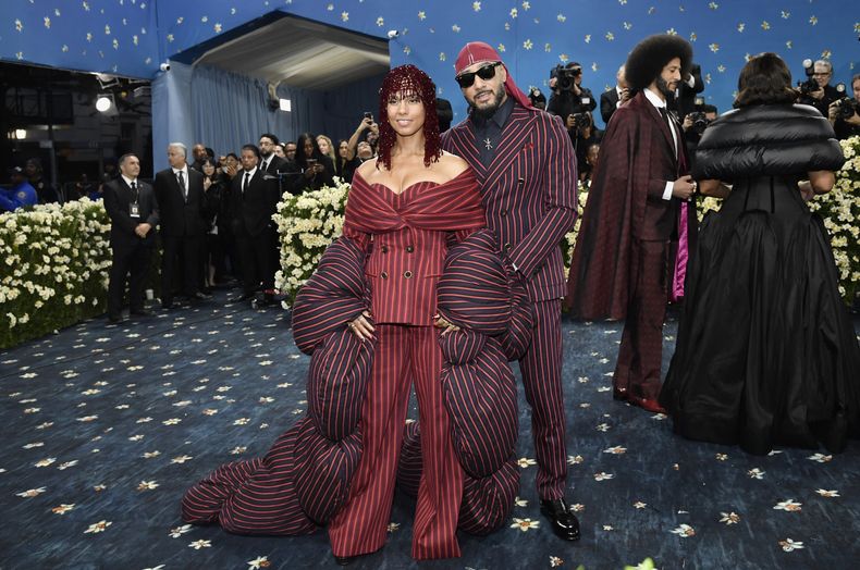Alicia Keys, izquierda, y Swizz Beatz asisten a la gala benéfica del Instituto del Vestido del Museo Metropolitano de Arte que celebra la inauguración de la exposición Superfine: Tailoring Black Style el lunes 5 de mayo de 2025, en Nueva York. (Foto Evan Agostini/Invision/AP)