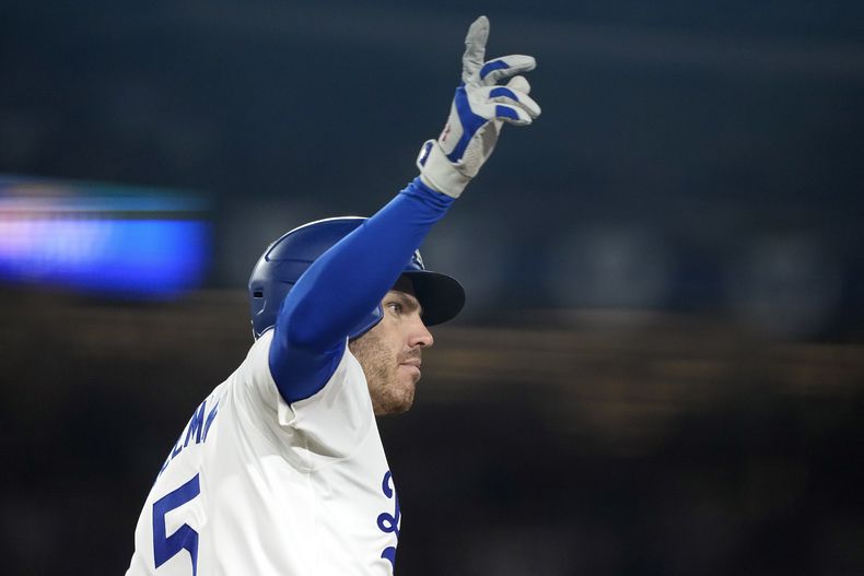 Freddie Freeman, de los Dodgers de Los Ángeles, festeja al recorrer las bases luego de batear un grand slam en el octavo episodio del juego ante los Medias Rojas de Boston, el viernes 19 de julio de 2024 (AP Foto/Mark J. Terrill)
