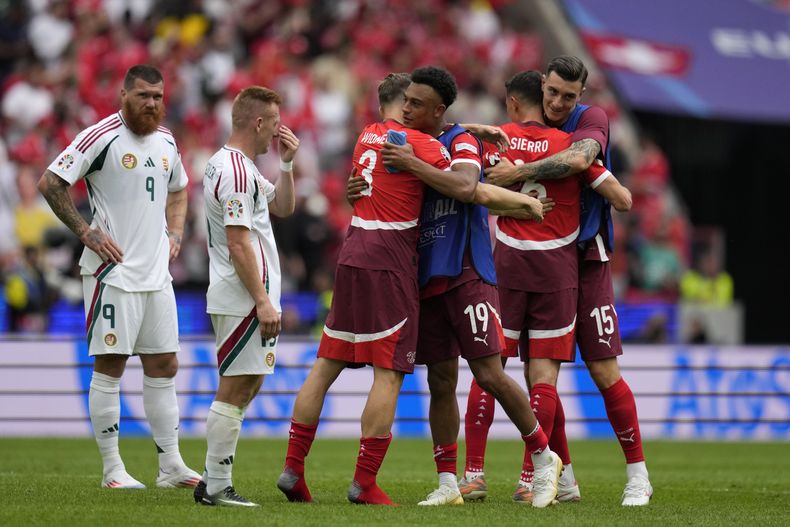 Jugadores de Suiza celebran tras ganar un partido del Grupo A entre Hungría y Suiza en la Eurocopa 2024 en Colonia, Alemania, el sábado 15 de junio de 2024. Suiza ganó 3-1. (AP Foto/Themba Hadebe)