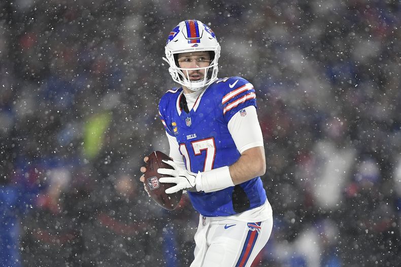 El quarterback de los Bills de Buffalo, Josh Allen busca receptor en la primera mitad del partido ante los 49ers de San Francisco, el domingo 1 de diciembre de 2024, en Orchard Park, Nueva York. (AP Foto/Adrian Kraus)