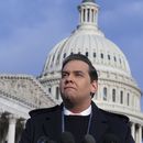 El representante republicano George Santos habla con la prensa frente al Capitolio, Washington, jueves 30 de noviembre de 2023. (AP Foto/J. Scott Applewhite)
