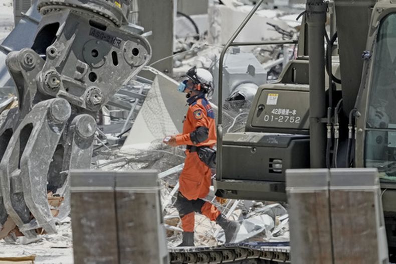 Un bombero inspecciona el centro comercial AEON, dañado tras una explosión provocada por un sismo, en Kashima, prefectura de Kumamoto, en el sur de Japón, el viernes 31 de julio de 2026. (Kai Naito/Kyodo News vía AP)