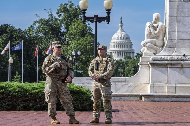 Elementos de la Guardia Nacional vigilan a la entrada de Union Station cerca del Capitolio, el jueves 14 de agosto de 2025, en Washington. (AP Foto/J. Scott Applewhite)