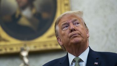 Trump recurre a tácticas conocidas en torno a coronavirus