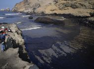peru: protesta por derrame tras oleaje por erupcion en tonga
