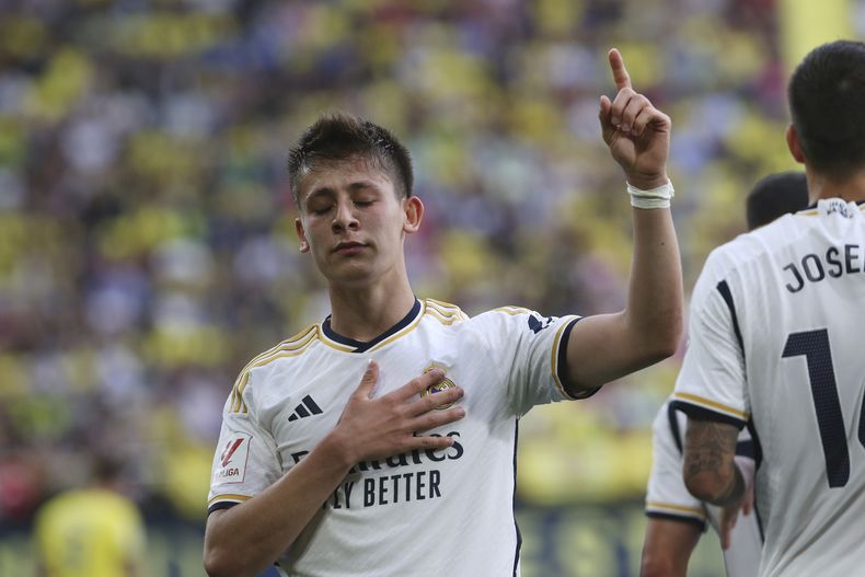 Arda Guler celebra luego de anotar el primer gol del Real Madrid en el empate 4-4 ante Villarreal en la Liga española, el domingo 19 de mayo de 2024, en Villarreal. (AP Foto/Alberto Saiz)