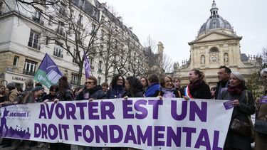 Defensores del derecho al aborto sostienen un letrero con la frase el aborto es un derecho fundamental en francés durante una protesta afuera de la Universidad de La Sorbona en París, el miércoles 28 de febrero de 2024. (AP Foto/Michel Euler)
