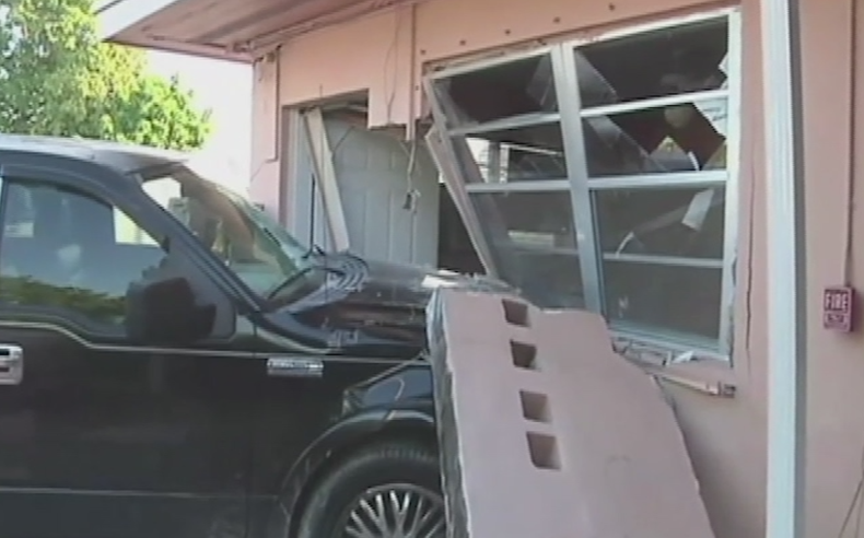 camioneta contra casa.png