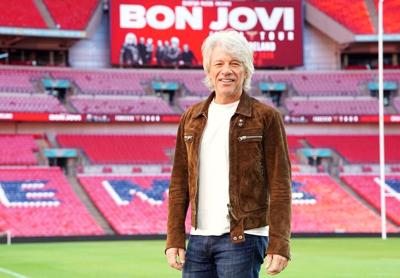 El cantante Jon Bon Jovi posa para una foto en una conferencia de prensa en el estadio de Wembley para hacer un anuncio y promocionar su nuevo álbum de colaboraciones, Forever, en el norte de Londres, el viernes 24 de octubre de 2025. (Ian West/PA via AP)