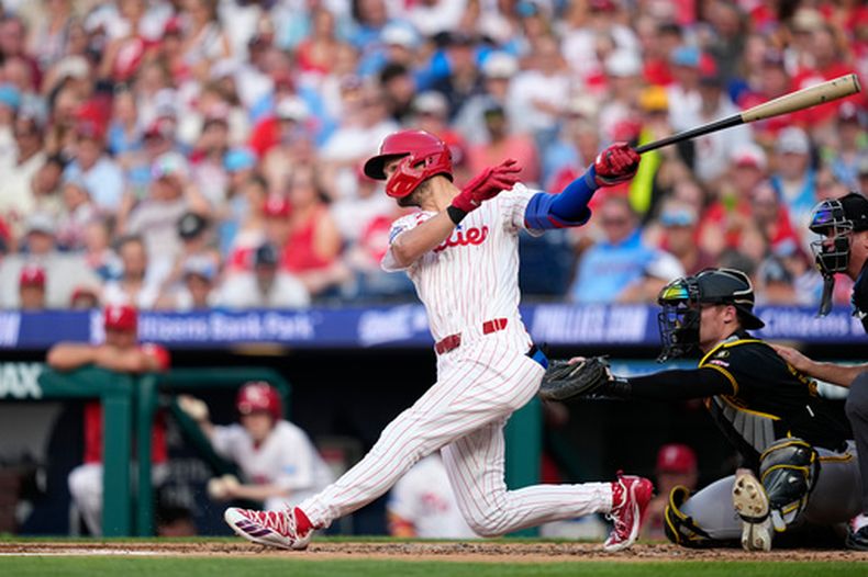 Trea Turner, de los Filis de Filadelfia, batea un jonrón de tres carreras ante Paul Skenes, estelar abridor de los Piratas de Pittsburgh, durante la segunda entrada del juego de béisbol de Grandes Ligas, el miércoles 1 de julio de 2026, en Filadelfia. (AP Foto/Matt Slocum)