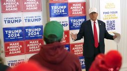 El expresidente y precandidato republicano presidencial Donald Trump habla con voluntarios en el Hotel Fort Des Moines, en Des Moines, Iowa, el domingo 14 de enero de 2024. (AP Foto/Andrew Harnik)