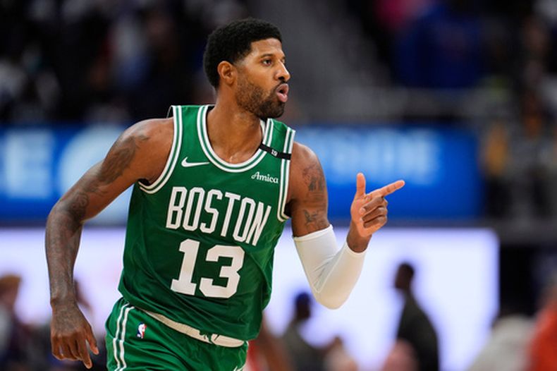 Paul George, de los Celtics de Boston, feteja luego de atinar un disparo ante los Pistons de Detroit en el partido inaugural de la campaña, el martes 20 de octubre de 2026 (AP Foto/Paul Sancya)