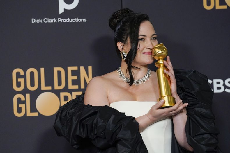 ARCHIVO - Lily Gladstone posa en la sala de prensa con el premio a la mejor actriz en una película dramática por Killers of the Flower Moon en la 81ª edición de los Globos de Oro el domingo 7 de enero de 2024 en el Beverly Hilton de Beverly Hills, California. (Foto AP/Chris Pizzello, archivo)