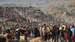 ARCHIVO - Personas cargan sacos y cajas con alimentos y ayuda humanitaria descargados de un convoy del Programa Mundial de Alimentos que se dirigía a la Ciudad de Gaza, el 16 de junio de 2025, en el norte de la Franja de Gaza. (AP Foto/Jehad Alshrafi, archivo)