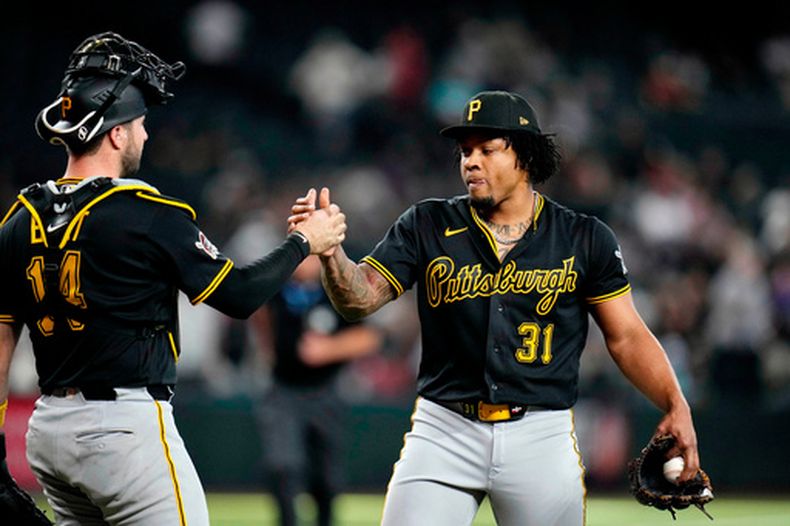El relevista de los Piratas de Pittsburgh Gregory Soto celebra con el catcher Joey Bart la victoria ante los Diamondbacks de Arizona el jueves 7 de mayo del 2026. (AP Foto/Ross D. Franklin)