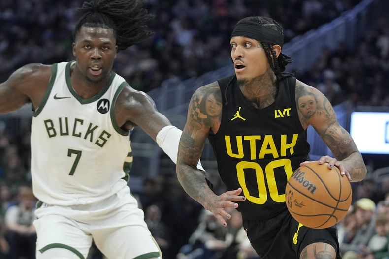 Jordan Clarkson del Jazz de Utah avanza hacia la canasta frente a Chris Livingston de los Bucks de Milwaukee en el encuentro del lunes 8 de enero del 2024. (AP Foto/Morry Gash)