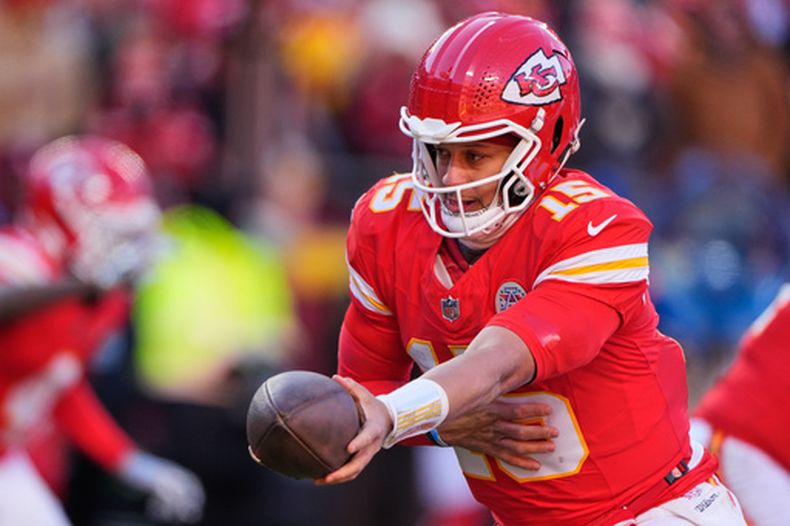 ARCHIVO - Patrick Mahomes, quarterback de los Chiefs de Kansas City, entrega el balón durante un partido de la NFL en contra de los Chargers de Los Ángeles, el 14 de diciembre de 2025, en Kansas City, Missouri. (AP Foto/Charlie Riedel, Archivo)