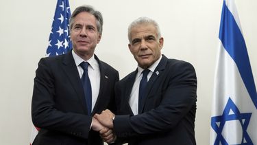 El secretario de Estado de Estados Unidos, Antony Blinken, izquierda, se reúne con el líder de la oposición israelí Yair Lapid, en Tel Aviv, Israel, el jueves 30 de noviembre de 2023. (Saul Loeb/Pool Photo vía AP)