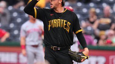 Paul Skenes, lanzador de los Piratas de Pittsburgh, se recompone en el montículo durante la segunda entrada del juego de béisbol de Grandes Ligas contra los Rojos de Cincinnati en Pittsburgh, el viernes 26 de junio de 2026, en Pittsburgh. (AP Foto/Gene J. Puskar)