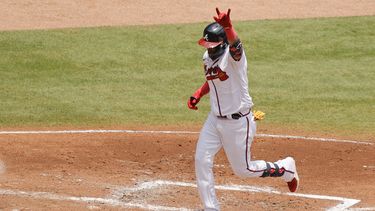 Orlando Arcia de los Bravos de Atlanta anota una carrera ante los Marlins de Miami, el domingo 2 de julio de 2023, en Atlanta. (AP Foto/Alex Slitz)